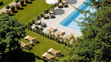 Piscine extérieure (ouverte en saison), parasols de plage