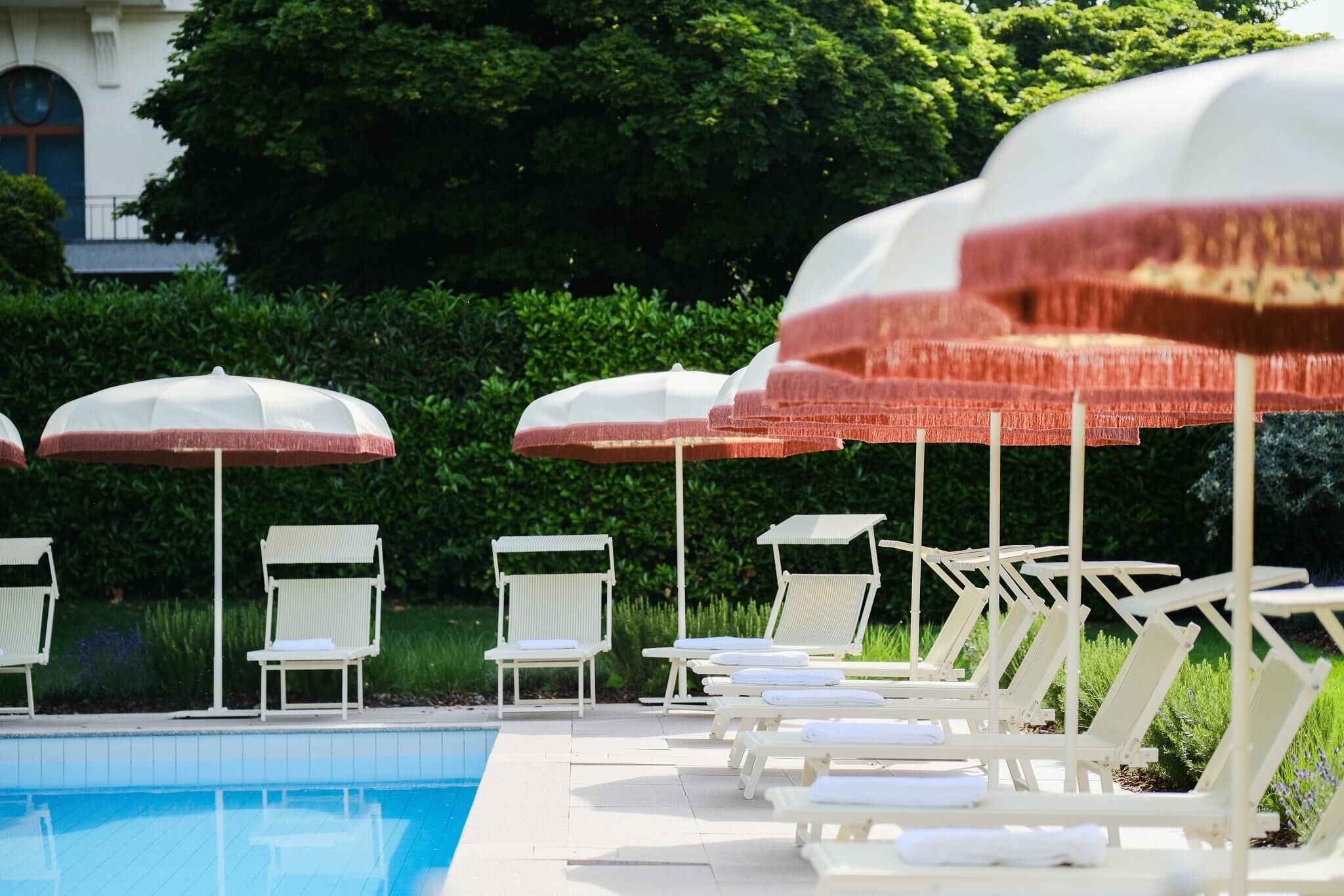 Una piscina al aire libre de temporada (de 08:00 a 20:00), sombrillas