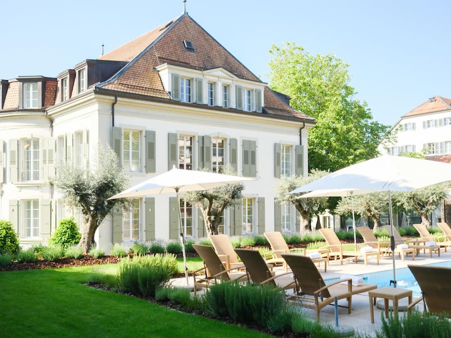 Piscine extérieure (ouverte en saison), parasols de plage