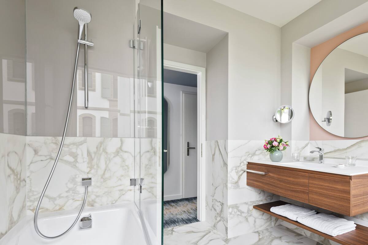 superior room, lake view | bathroom | combined shower/bathtub, free toiletries, hair dryer, bathrobes