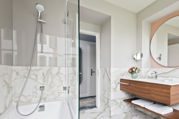 Superior Room, Lake View | Bathroom | Combined shower/tub, free toiletries, hair dryer, bathrobes - Hotel Angleterre (Lausanne)