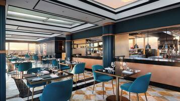 Serveert lunch en diner, internationale gerechten