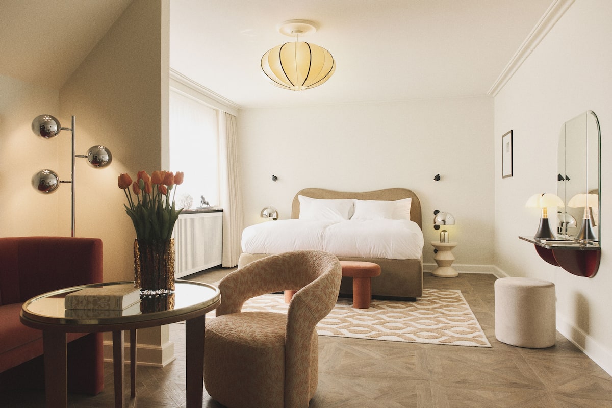Junior Suite | In-room safe, iron/ironing board (on request), WiFi (free), bed sheets
