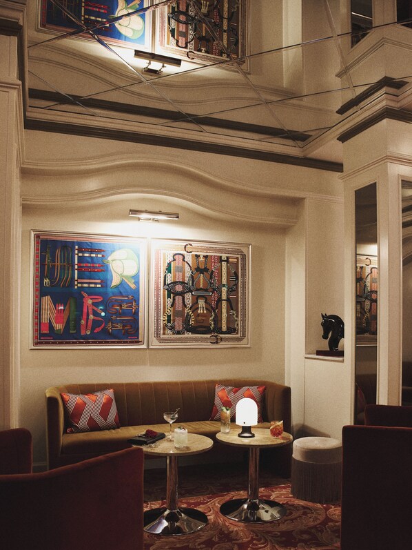 Lobby lounge