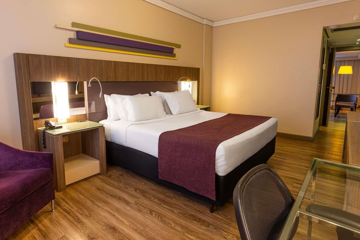 Executive Suite, 1 King Bed, Bathtub | Hypo-allergenic bedding, pillowtop beds, minibar, in-room safe