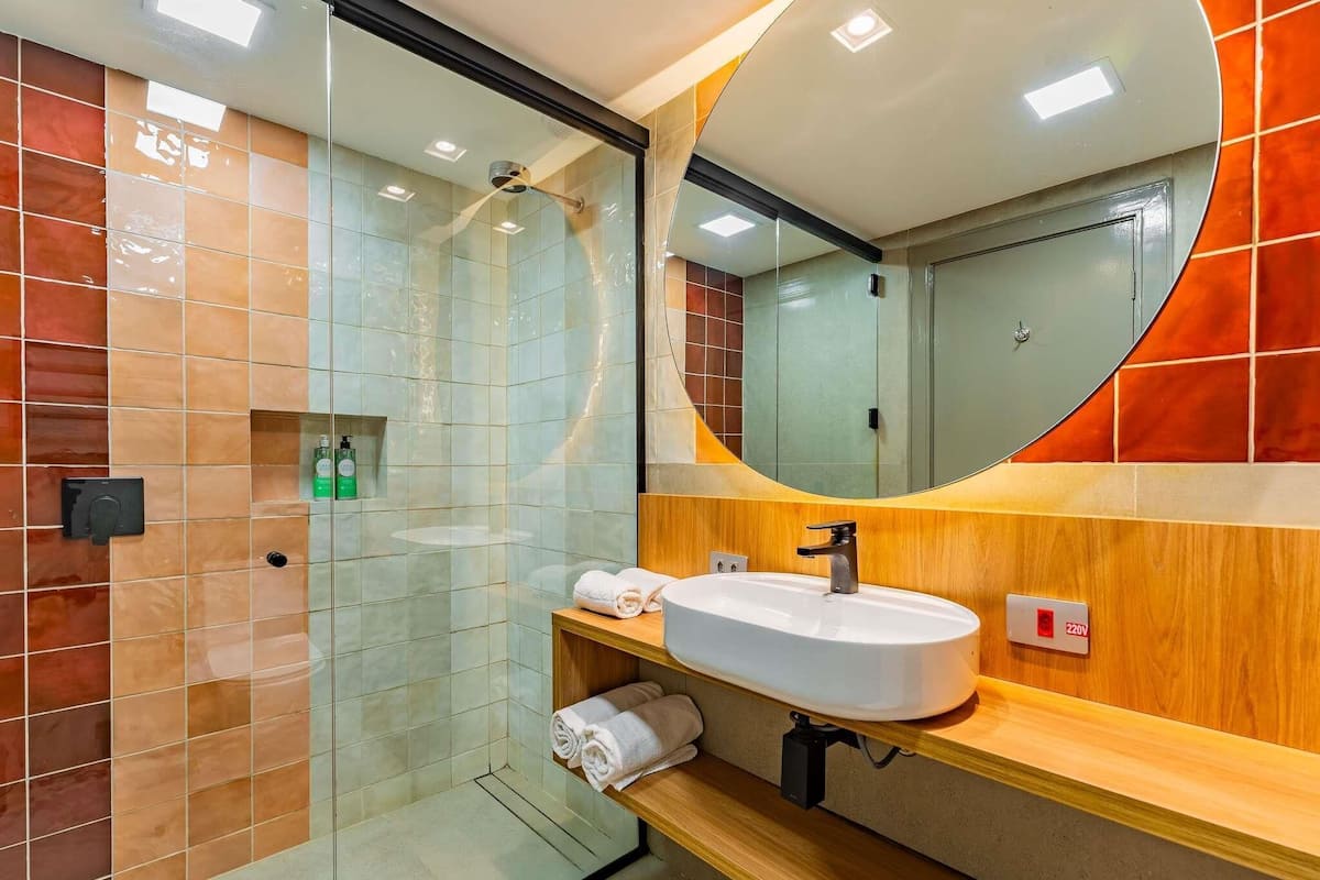 Premium-huone, 1 keskisuuri parisänky (Luxury) | Allergiatestatut vuodevaatteet, pillowtop-patjalliset sängyt, minibaari