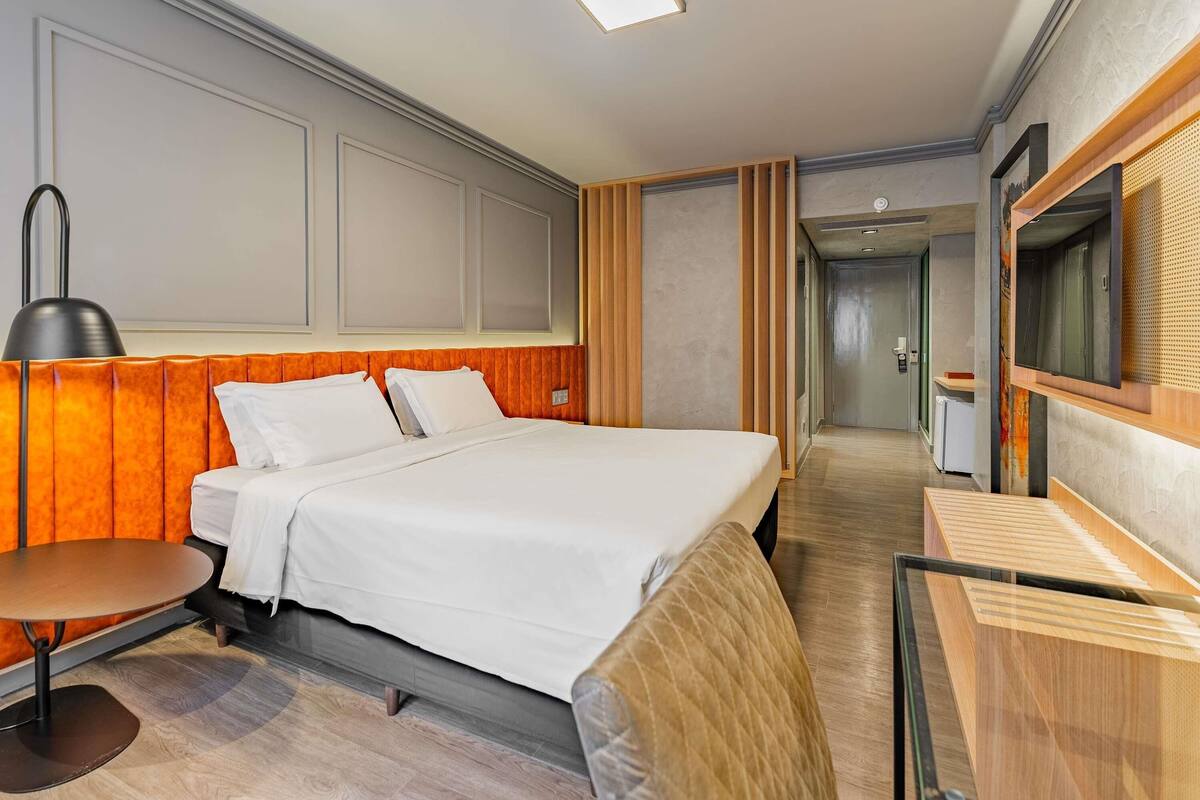 Ropa de cama hipoalergénica, camas con pillow-top y minibar