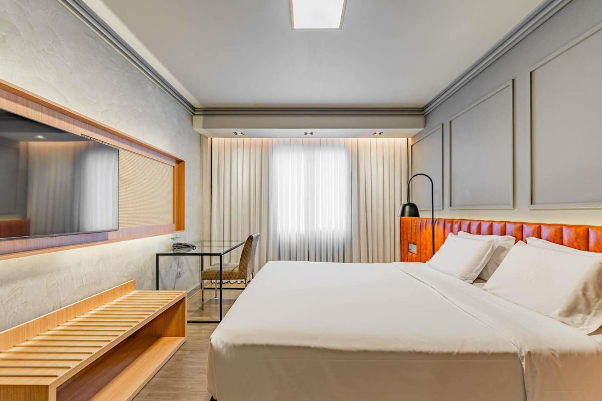 Chambre Prestige, 1 grand lit (Luxury) | Literie hypoallergénique, lit avec matelas à plateau-coussin, minibar