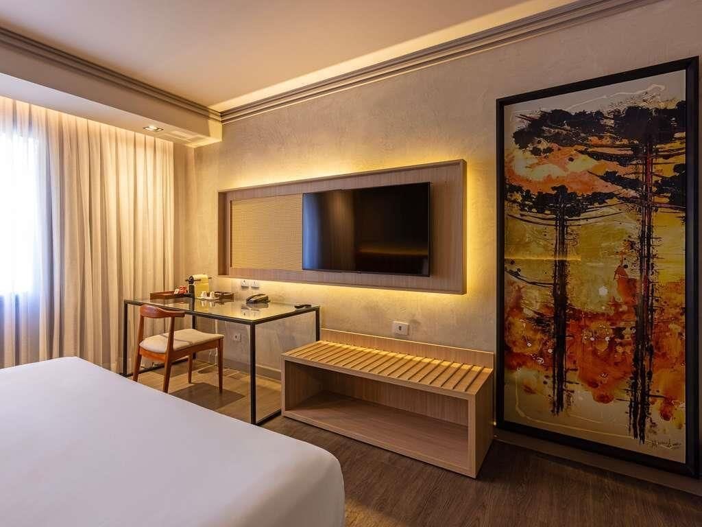 Ropa de cama hipoalergénica, camas con pillow-top y minibar 
