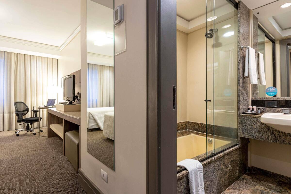Ropa de cama hipoalergénica, camas con pillow-top y minibar