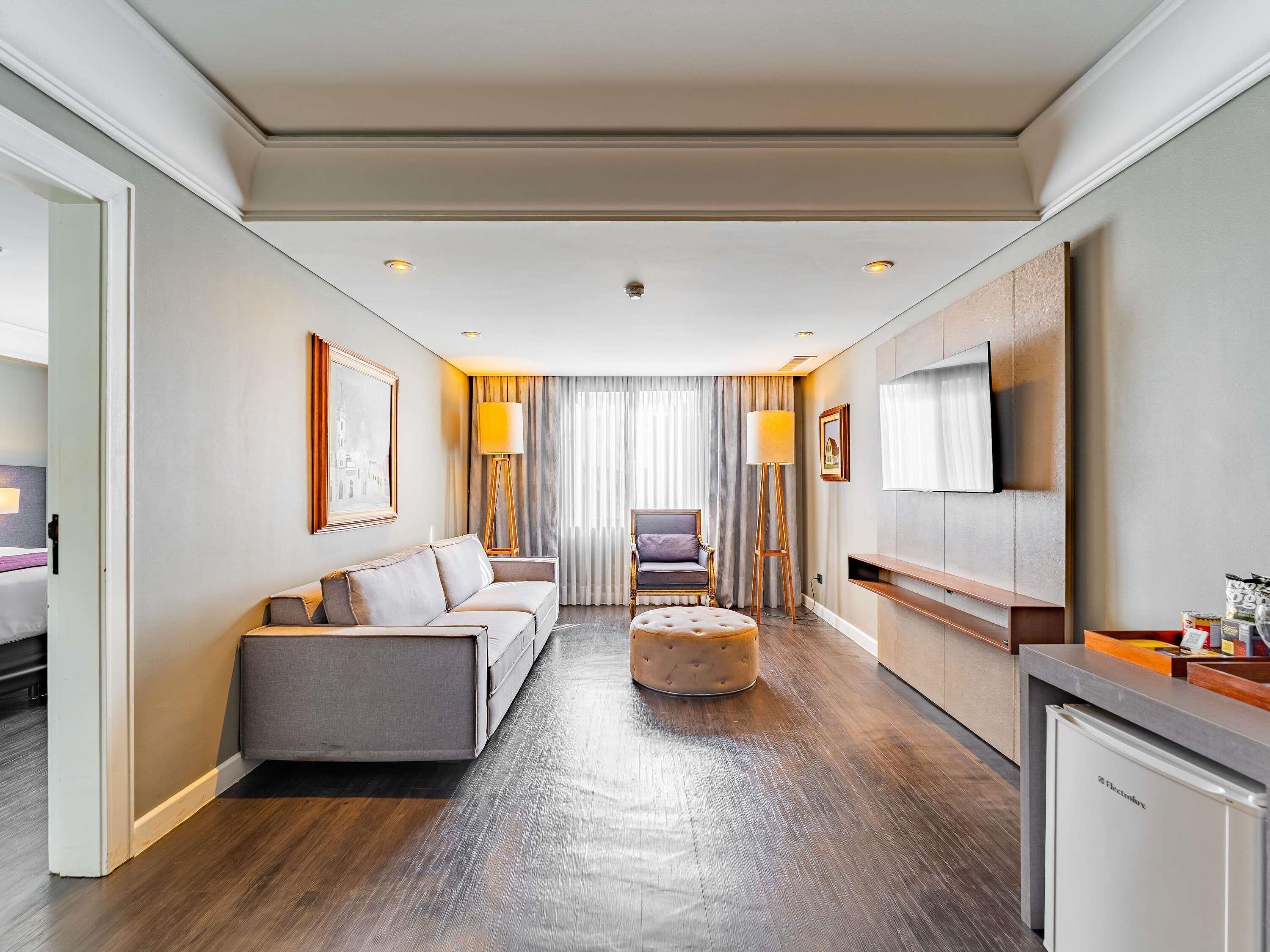 ห้องลักซ์ชัวรี่สวีท, เตียงคิงไซส์ 1 เตียง, อ่างอาบน้ำ | เครื่องนอนป้องกันสารก่อภูมิแพ้, เตียงพร้อมฟูกเสริมที่นอน, มินิบาร์
