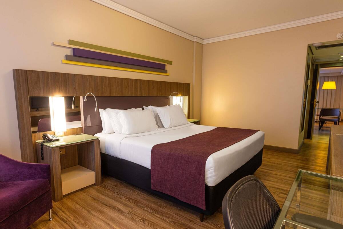 Executive Suite, 1 King Bed, Bathtub | Hypo-allergenic bedding available, pillowtop beds, minibar, in-room safe