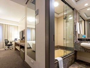 Literie hypoallergénique, lit avec matelas à plateau-coussin, minibar