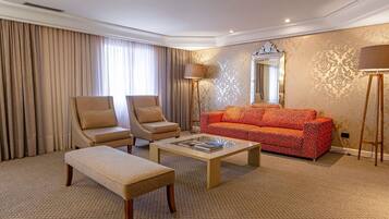 Suíte presidencial, 1 cama King | Roupas de cama antialérgicas, camas com colchões pillow-top, frigobar