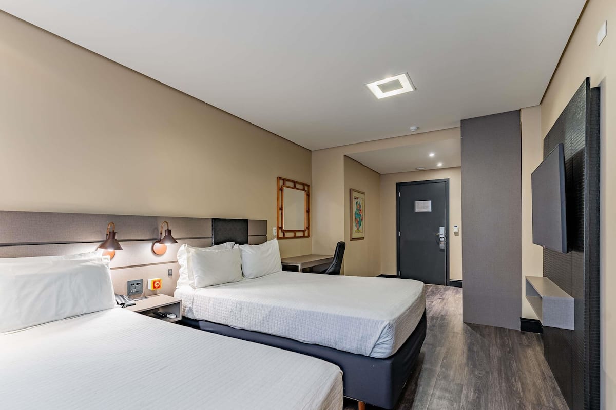 Chambre Standard, 2 lits jumeaux | Literie hypoallergénique, lit avec matelas à plateau-coussin, minibar