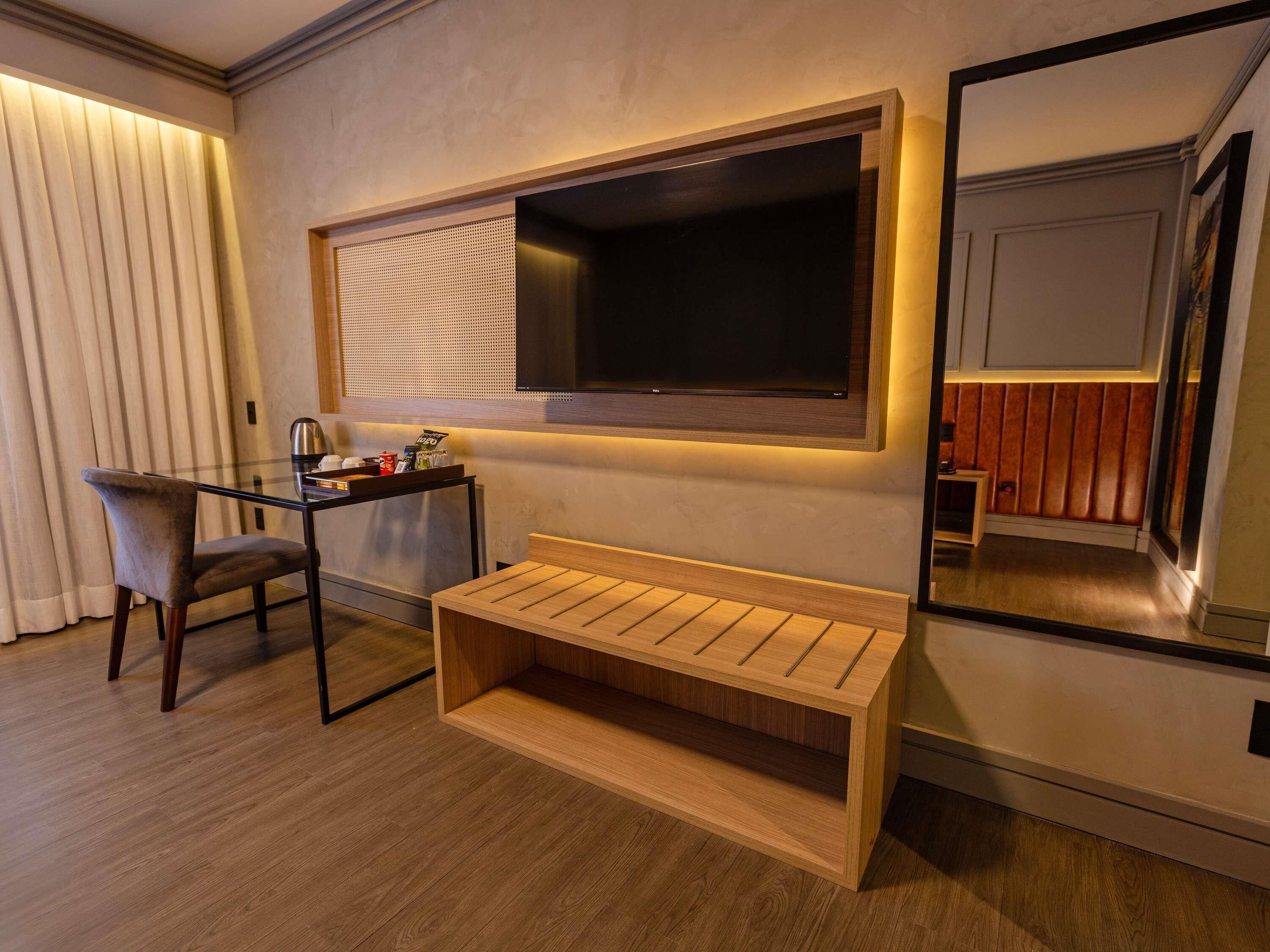 Premium Room, 1 Queen Bed, Mobility Accessible (Luxury) | Hypo-allergenic bedding, pillowtop beds, minibar, in-room safe