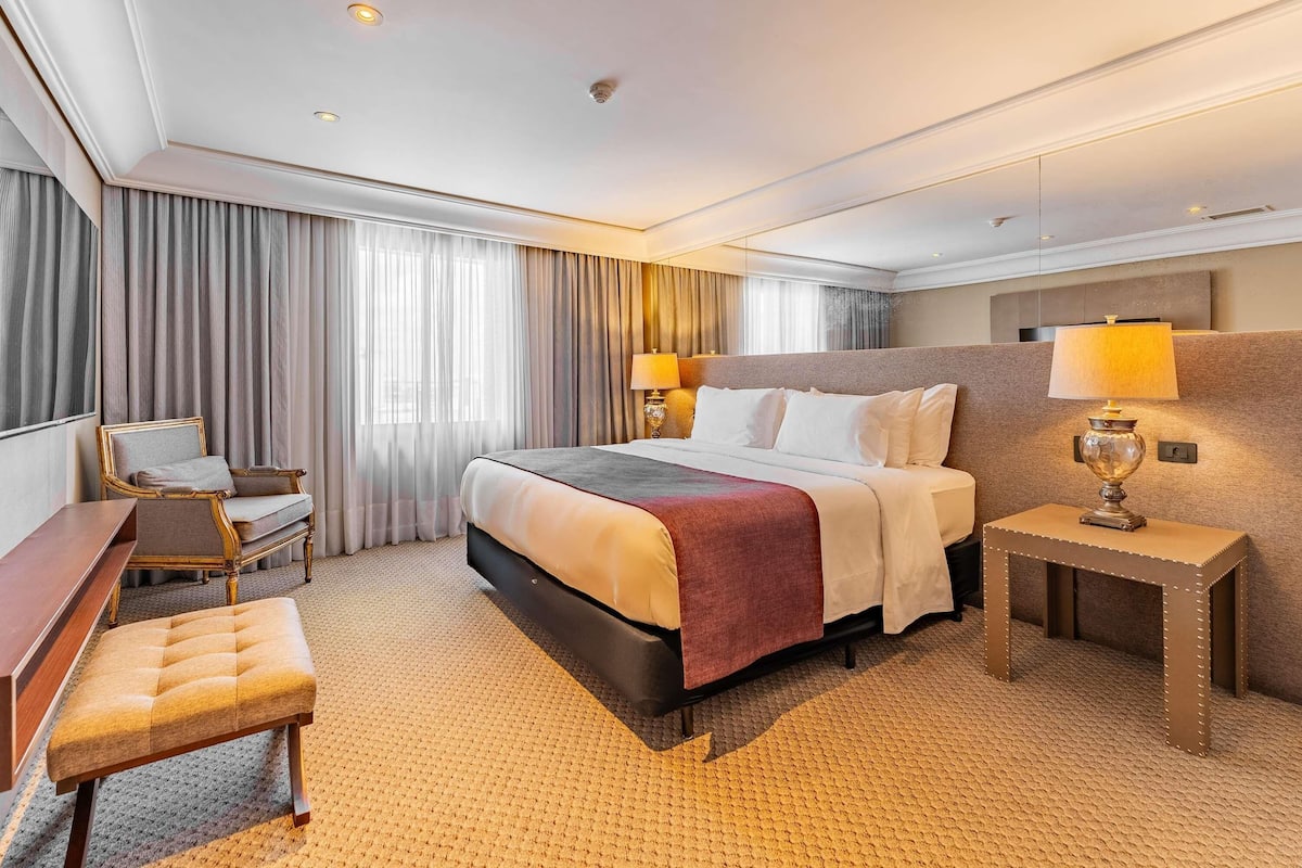Suite présidentielle, 1 très grand lit | Literie hypoallergénique, lit avec matelas à plateau-coussin, minibar