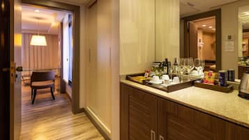 Un baño de hotel con un espejo grande, armarios de madera y una encimera con artículos de aseo.