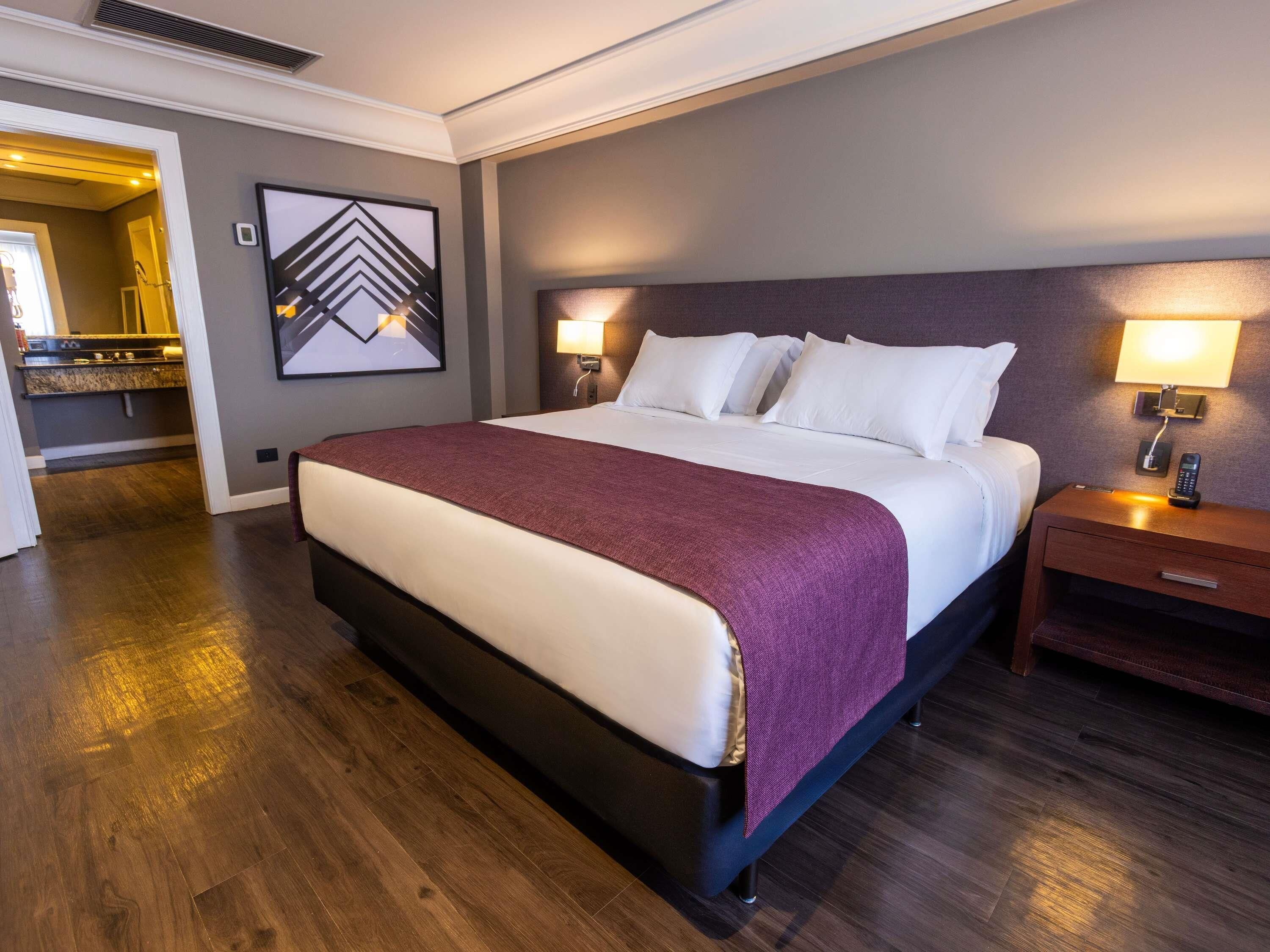 Luxury Suite, 1 King Bed, Bathtub | Hypo-allergenic bedding available, pillowtop beds, minibar, in-room safe