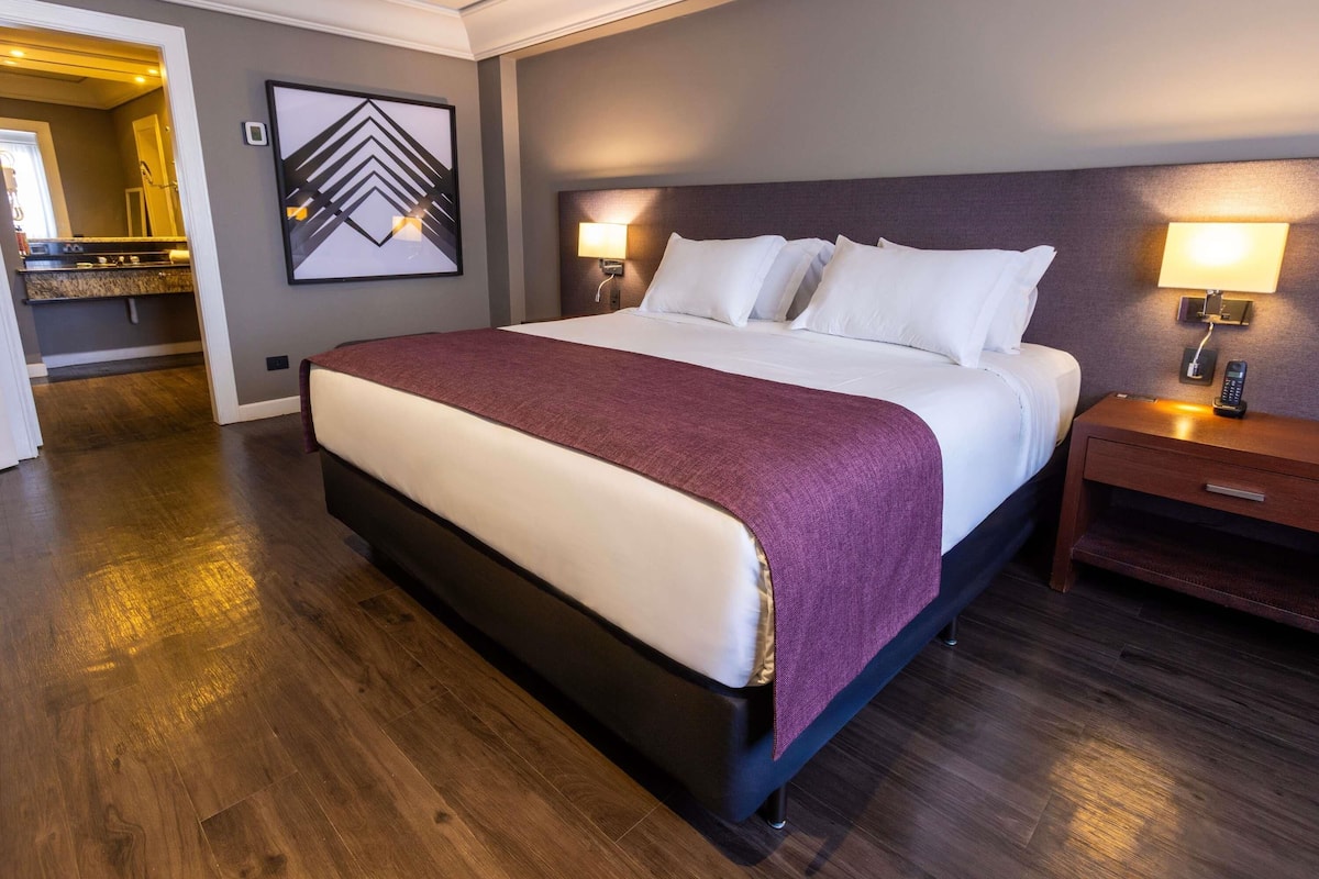 Luxury Suite, 1 King Bed, Bathtub | Hypo-allergenic bedding available, pillowtop beds, minibar, in-room safe