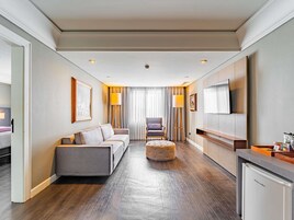 Suite de lujo, 1 cama de matrimonio grande, bañera | Ropa de cama hipoalergénica, colchones con acolchado adicional, minibar