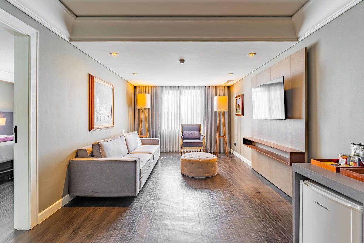 Luksussviitti, 1 suuri parisänky, kylpyamme | Allergiatestatut vuodevaatteet, pillowtop-patjalliset sängyt, minibaari