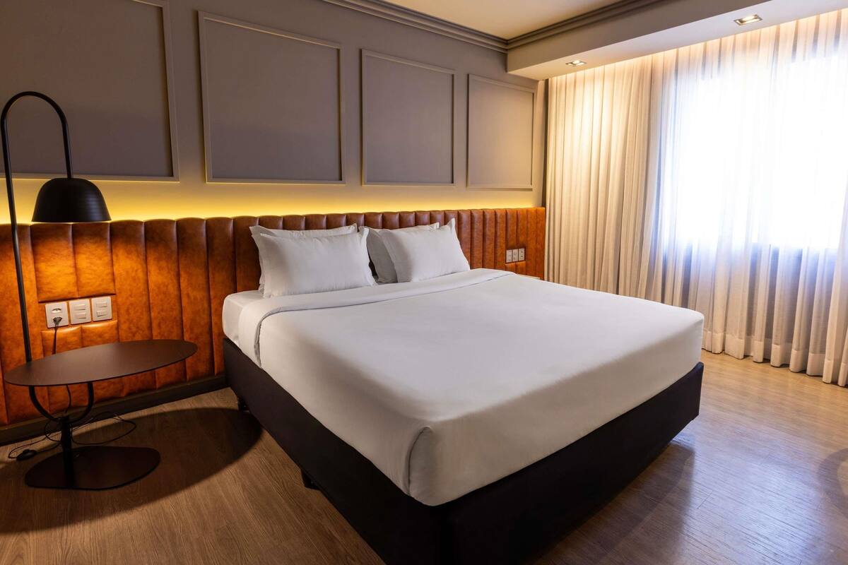 Premium Room, 1 Queen Bed (Luxury) | Hypo-allergenic bedding available, pillowtop beds, minibar, in-room safe