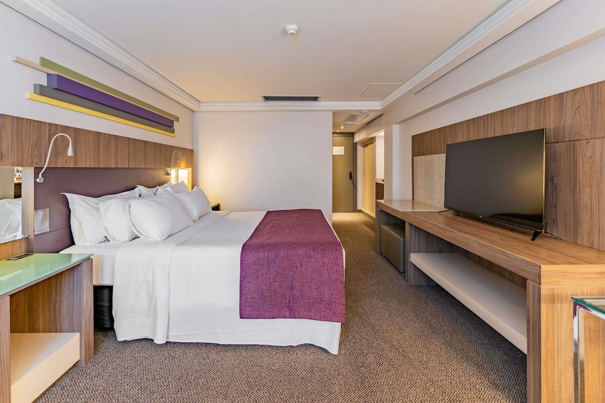 Suite ejecutiva, 1 cama de matrimonio grande, bañera | Ropa de cama hipoalergénica, colchones con acolchado adicional, minibar