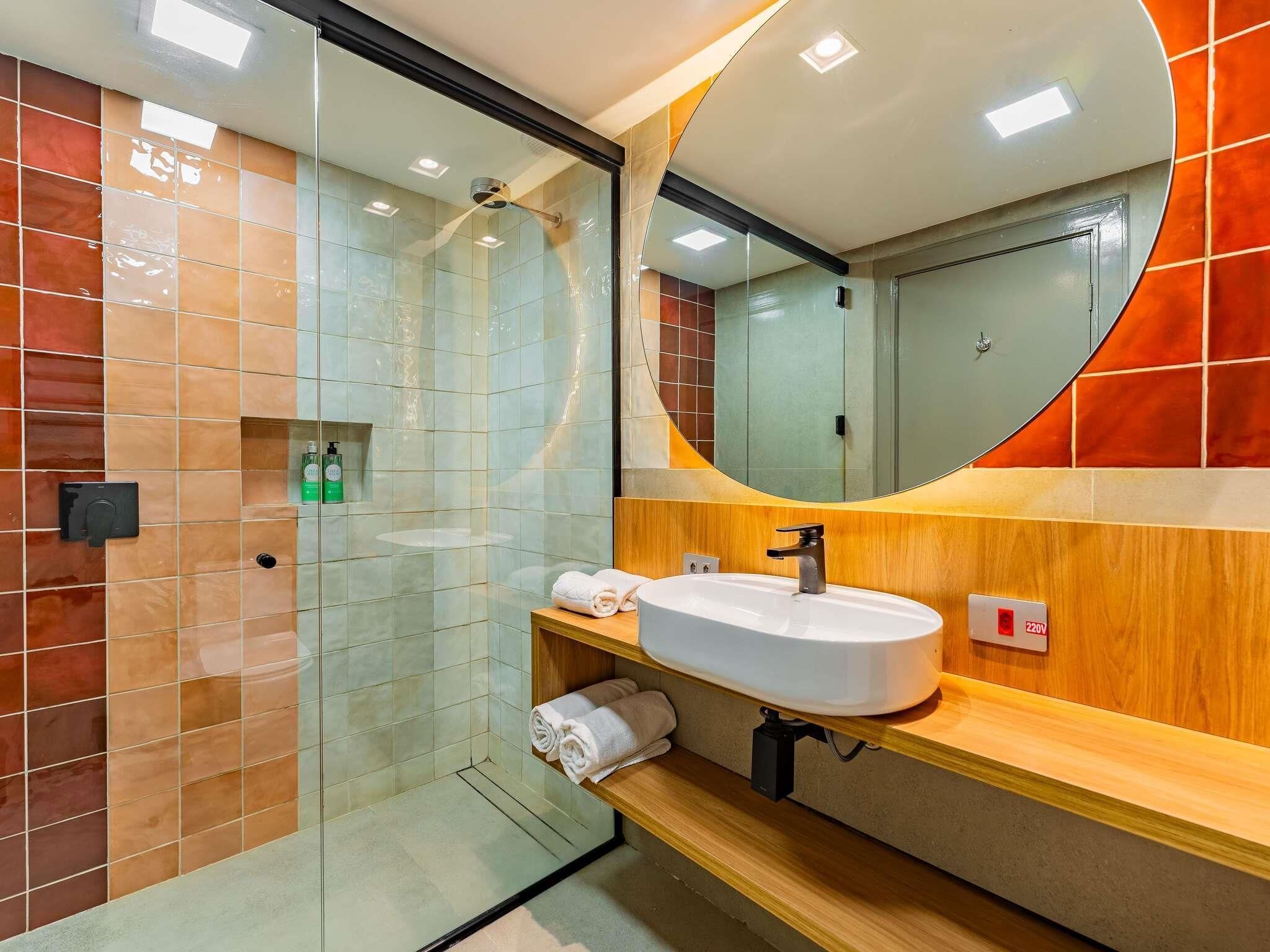 Quarto premium, 1 cama Queen (Luxury) | Roupas de cama antialérgicas, camas com colchões pillow-top, frigobar