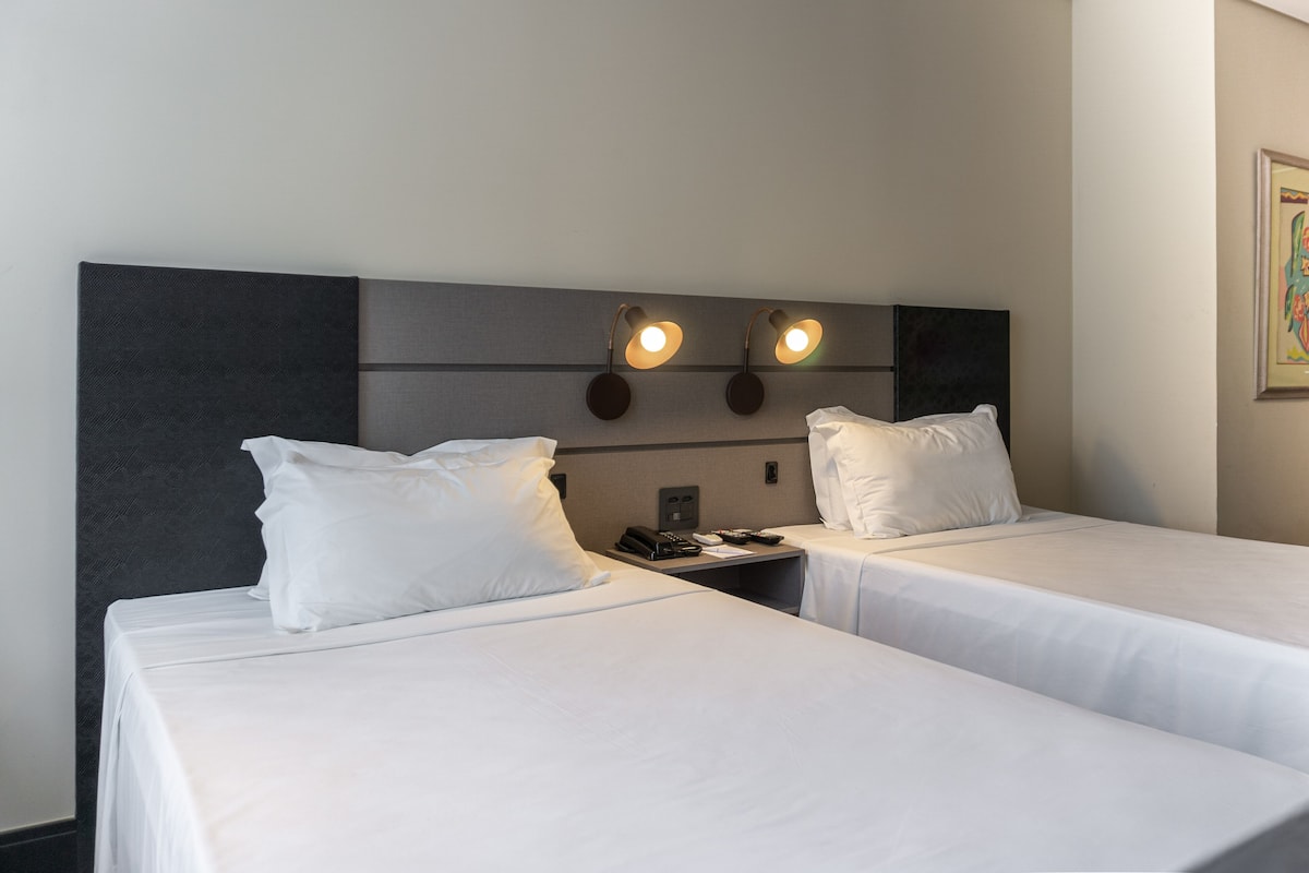 Ropa de cama hipoalergénica, camas con pillow-top y minibar