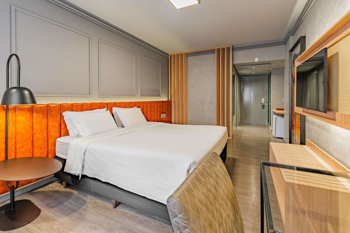 Literie hypoallergénique, lit avec matelas à plateau-coussin, minibar