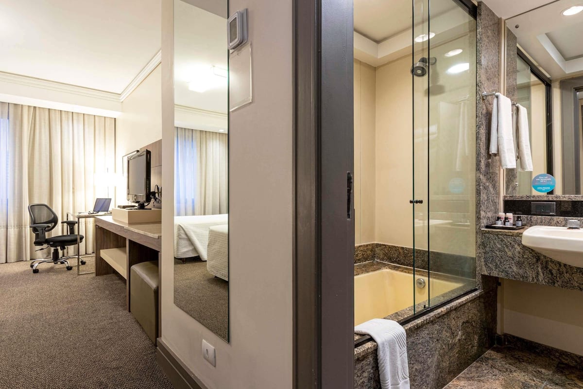 Literie hypoallergénique, lit avec matelas à plateau-coussin, minibar