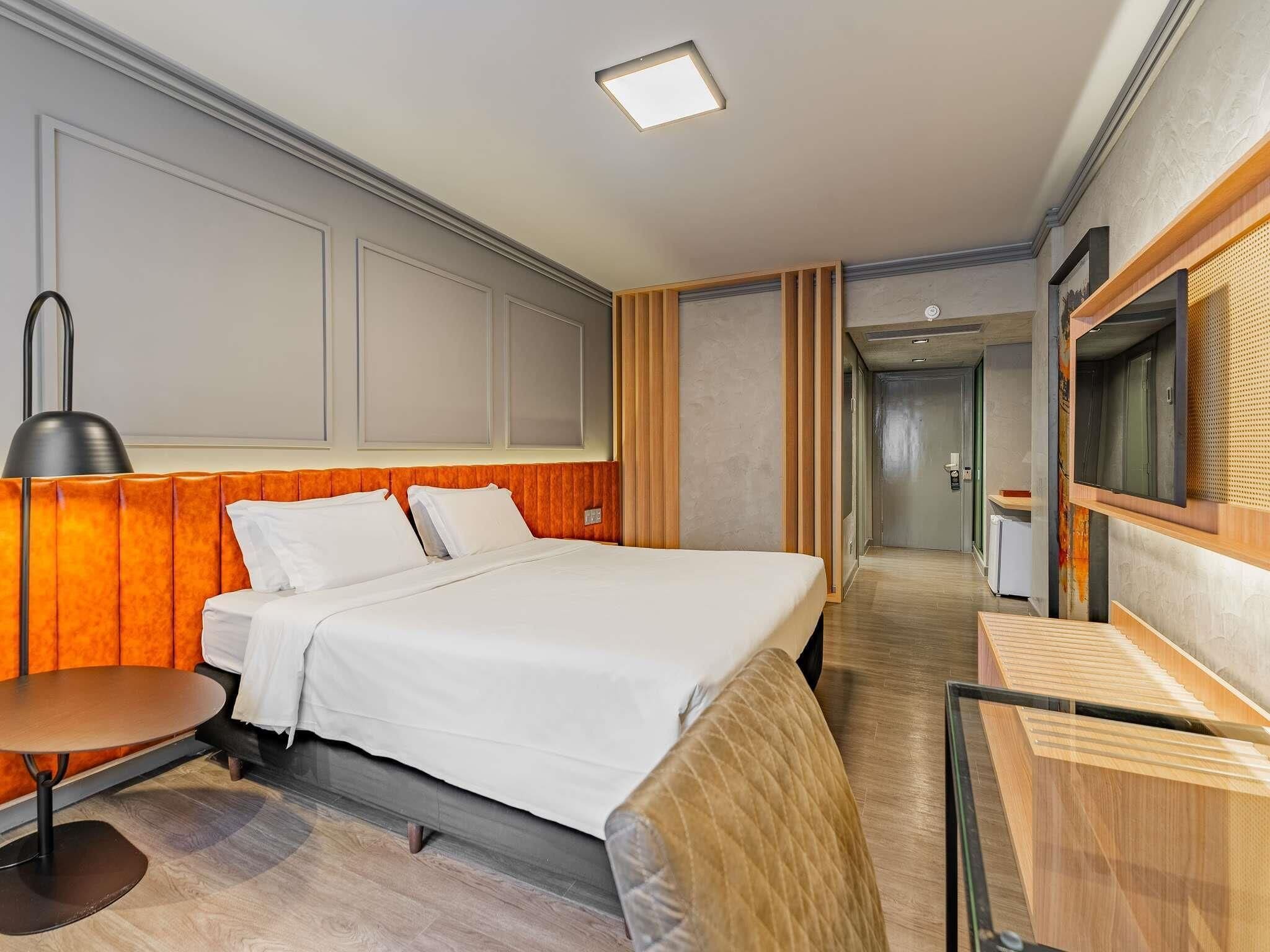 Premium Room, 1 Queen Bed (Luxury) | Hypo-allergenic bedding, pillowtop beds, minibar, in-room safe