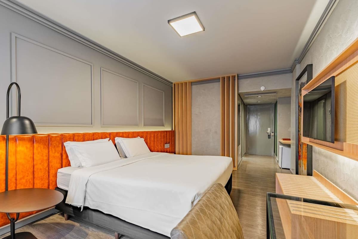 Premium Room, 1 Queen Bed (Luxury) | Hypo-allergenic bedding, pillowtop beds, minibar, in-room safe