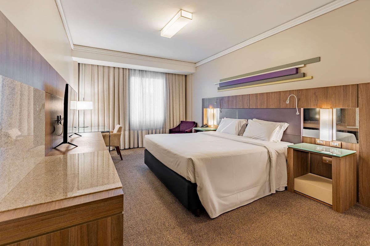 Habitación de lujo, 1 cama de matrimonio | Ropa de cama hipoalergénica, colchones con acolchado adicional, minibar