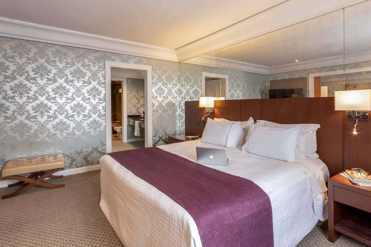 Suite de lujo, 1 cama King size, tina | Ropa de cama hipoalergénica, camas con pillow-top y minibar