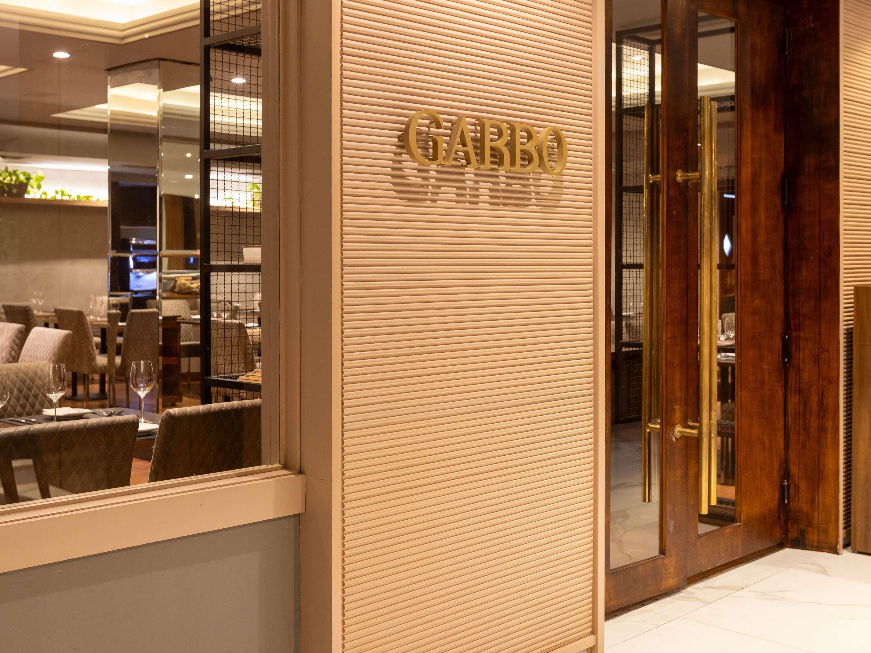 Entrada a un restaurante con una placa que dice "GARBO".