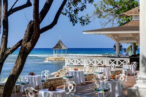 4 quầy bar/khu lounge, quầy bar ngay sát hồ bơi, quầy bar bên hồ bơi 
