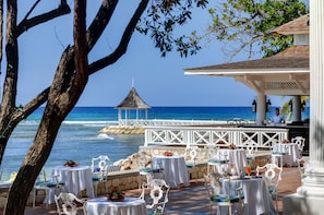 4 quầy bar/khu lounge, quầy bar ngay sát hồ bơi, quầy bar bên hồ bơi