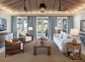 Fernseher, DVD-Player, Bücher