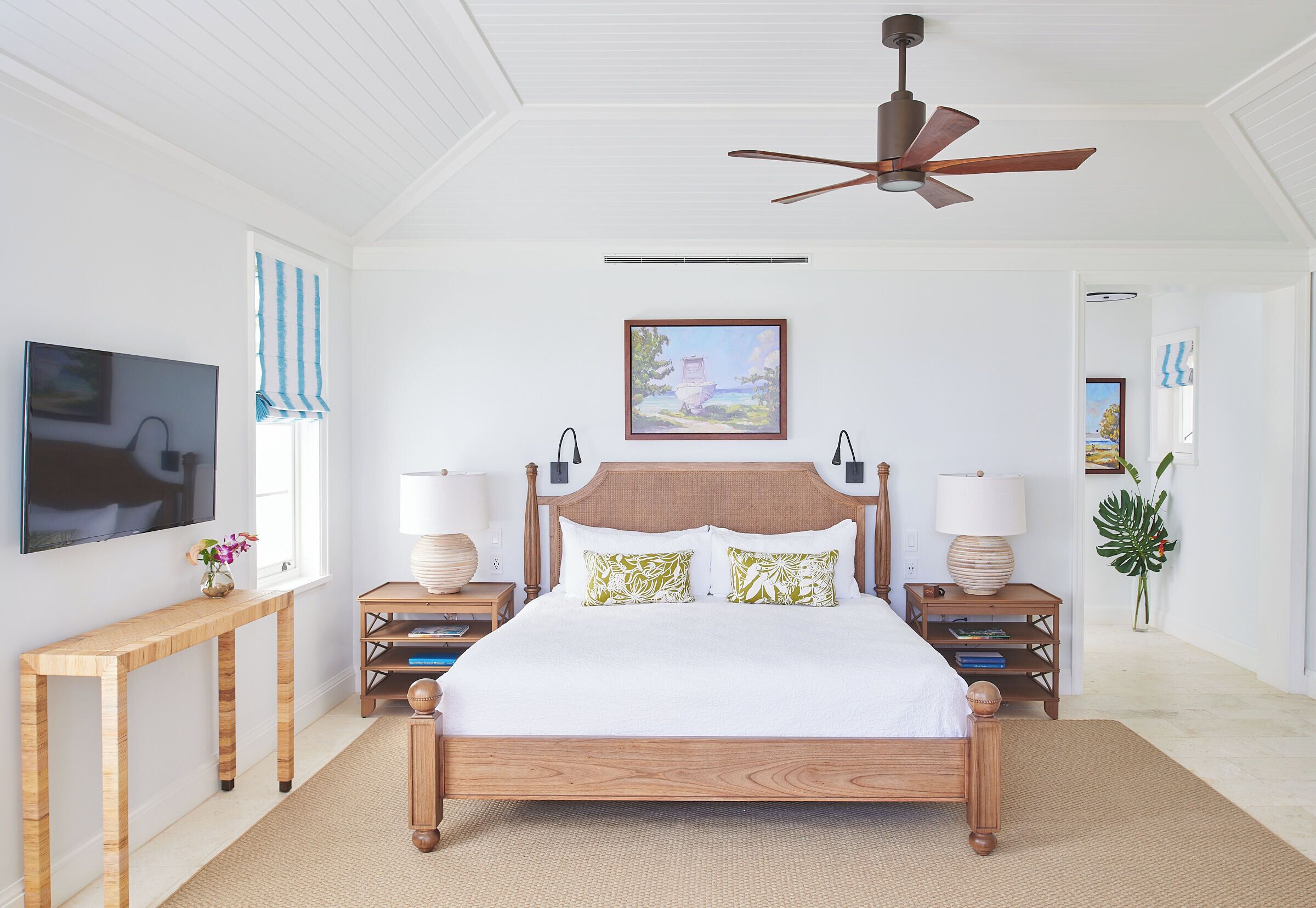 Ropa de cama hipoalergénica, camas con pillow-top y minibar 