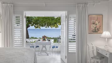 Suite (Ocean) | Hypo-allergenic bedding, pillowtop beds, minibar, in-room safe