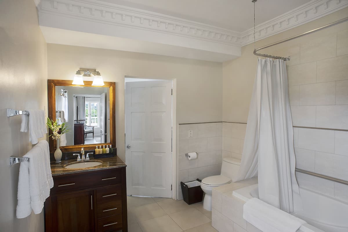 Kostenlose Toilettenartikel, Haartrockner, Bademäntel, Hausschuhe