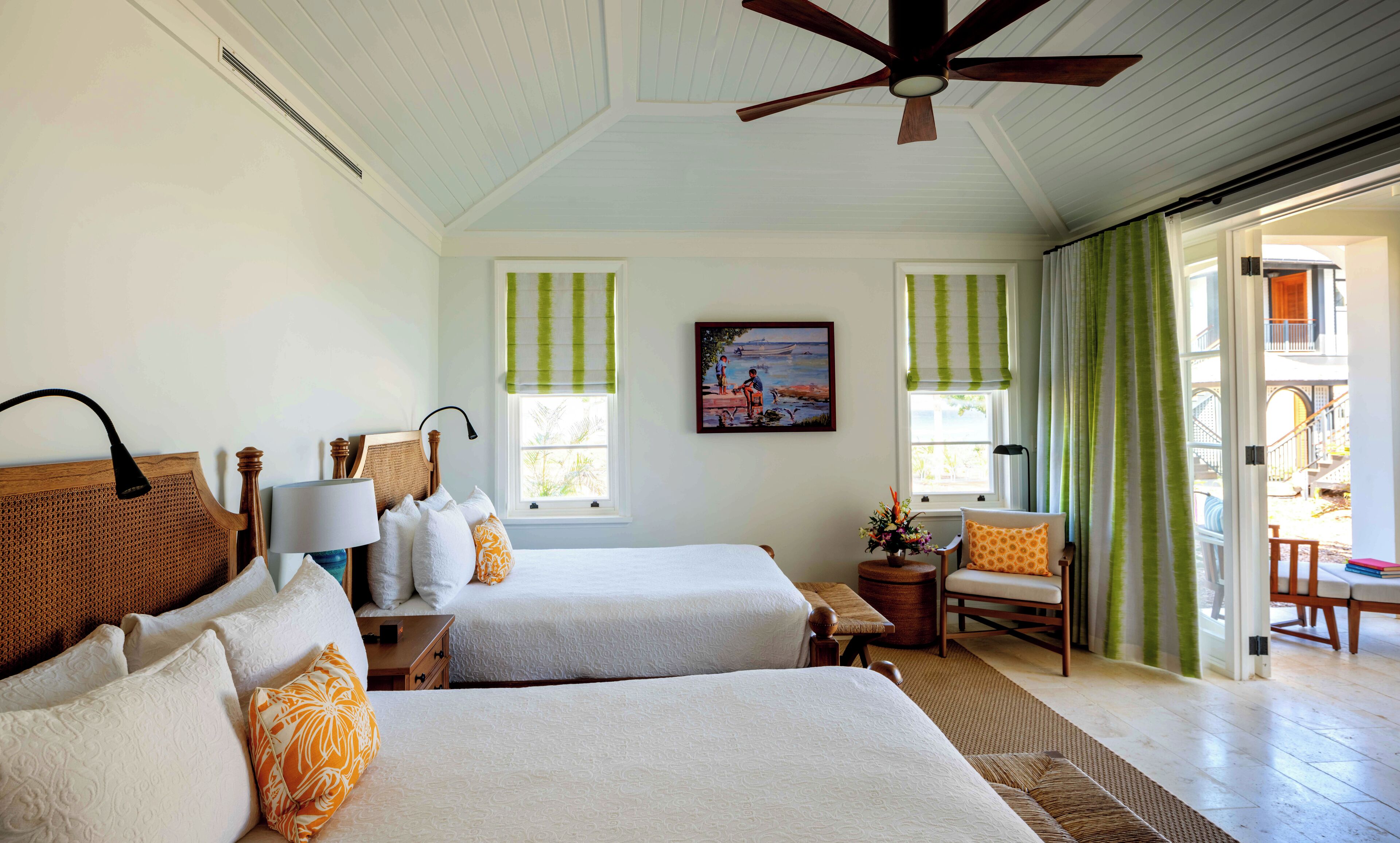 Ropa de cama hipoalergénica, camas con pillow-top y minibar 