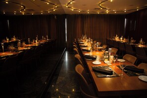 Déjeuner et dîner servis sur place, spécialités Cuisine internationale