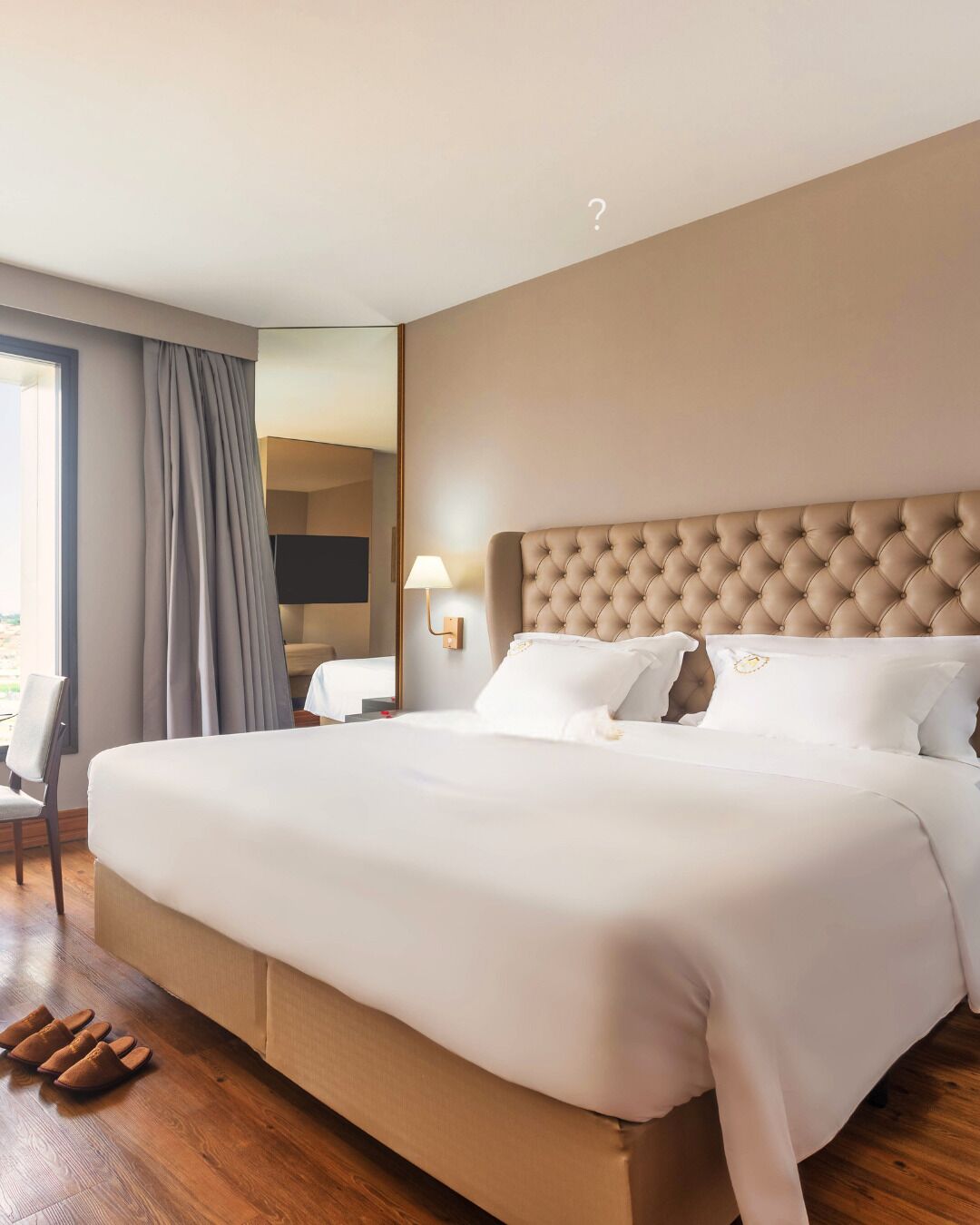 低刺激性寝具、ピロートップベッド、ミニバー、セーフティボックス (室内)