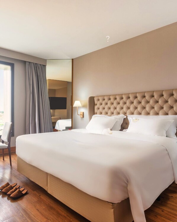 Ropa de cama hipoalergénica, camas con pillow-top y minibar 