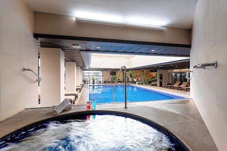 Indoor pool, sun loungers. Ouro Minas Hotel Belo Horizonte, Dolce by Wyndham