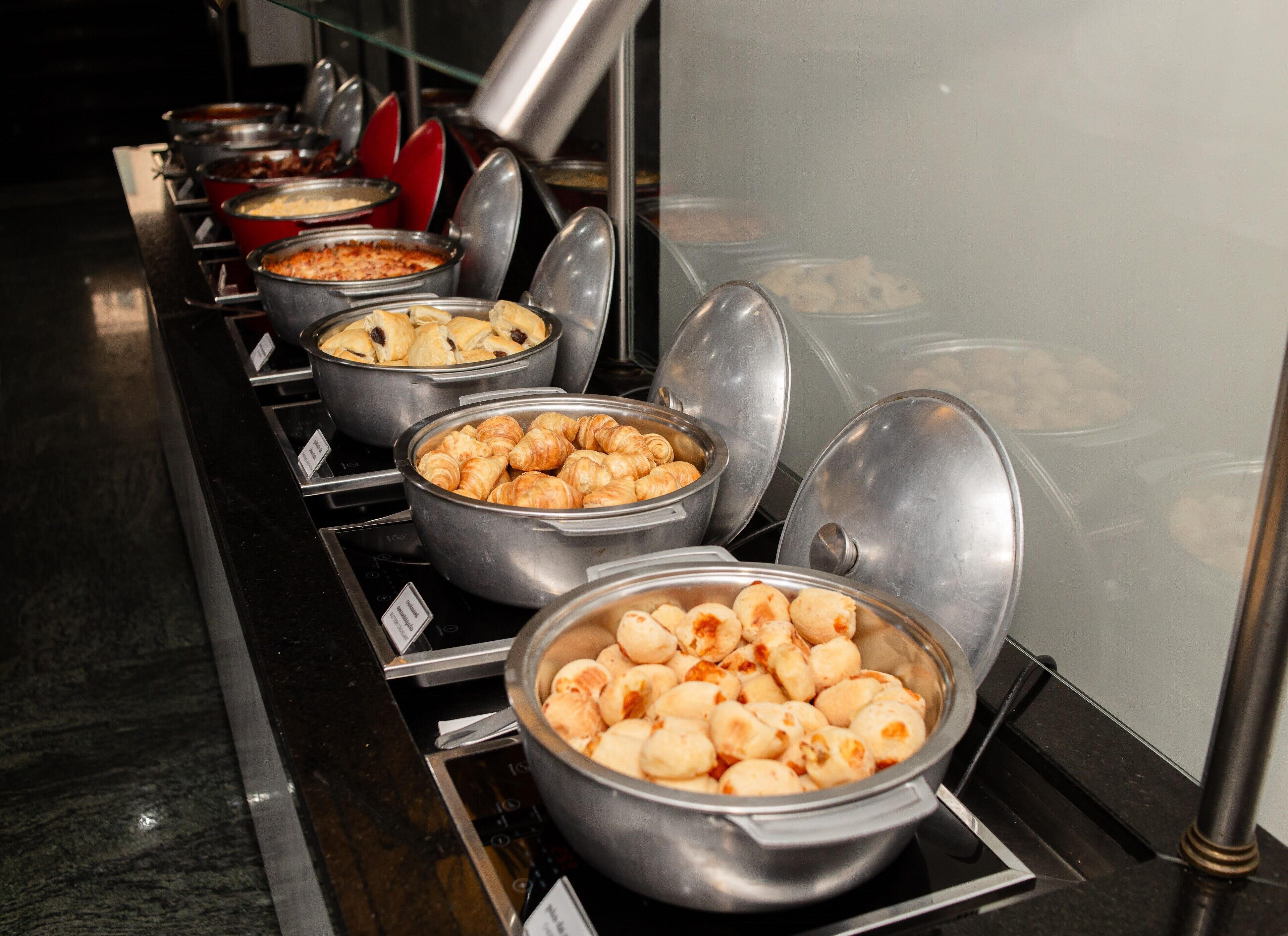 daily buffet breakfast (brl 64 per person)