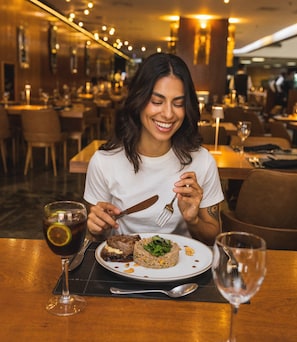 Serveert lunch en diner, internationale gerechten